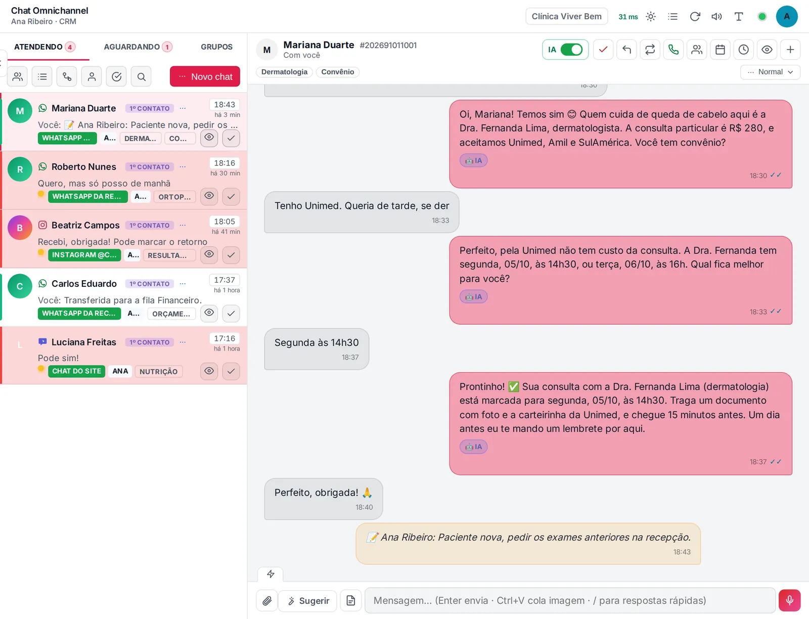 Tela real do chat de uma clínica: a IA indica a dermatologista para queda de cabelo, oferece os horários dela e marca a consulta