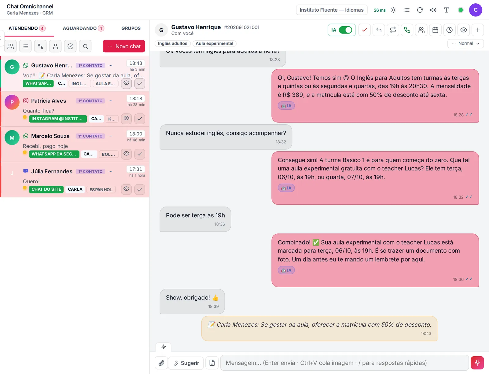 Tela real do chat de uma escola de idiomas: a IA explica a turma para iniciantes e marca a aula experimental com o professor